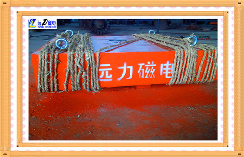1.永磁除鐵器各類(lèi)型號的功率計算     除鐵器各種型號功率計算,除鐵器主要用于冶金.礦物質(zhì)的去除等,隨著(zhù)經(jīng)濟發(fā)展,鐵的種類(lèi)和用途也在不斷繁榮發(fā)展.那么客戶(hù)應該注意什么問(wèn)題,由于不同的地質(zhì)因素選擇不同的規格,所以是不同的.  　　自卸式鐵除鐵器型號功率組件為除鐵器主體,驅動(dòng)電機,主從動(dòng)輥,支架輥,卸載帶等部件.原理是加鐵鐵首先吸附鐵磁材料,然后用不銹鋼或塑料刮刀驅動(dòng)電機驅動(dòng)卸載帶,皮帶.通過(guò)塑料刮刀將鐵磁材料投入主帶外的收集箱,達到自動(dòng)除鐵的效果.  　　磁帶除鐵器是型號功率自動(dòng)卸鐵功能的優(yōu)點(diǎn),為用戶(hù)節省勞動(dòng)力,使熨斗可以連續卸鐵或間歇卸鐵,確保除鐵過(guò)程是正常的除鐵專(zhuān)家外：濰坊遠磁帶鐵,包括永磁自卸式除鐵器和電磁放電兩大系列.皮帶分離器,也稱(chēng)傾卸分離器,它是一種普通懸掛鐵升級版,是提高磁性研究開(kāi)發(fā)自動(dòng)卸載鐵分離器的效率.當材料含有更多的鐵磁材料時(shí).  　　皮帶除鐵器是最好的除鐵設備,它是由磁體,齒條,電機減速機,主,從動(dòng)滾筒,卸料帶和刮板組成.除鐵原理是將鐵磁材料吸附到磁性體系的底部,驅動(dòng)馬達驅動(dòng)卸載帶,將鐵磁材料用刮刀拉出傳送帶,完成除鐵操作.皮帶除鐵器可實(shí)現連續卸料和間歇卸鐵,適用于惡劣條件下的工作,為企業(yè)提高生產(chǎn)效率和節省勞動(dòng)力.