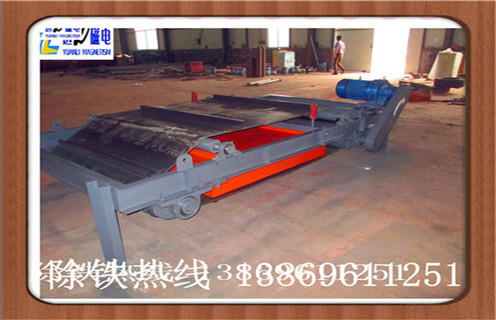 　1.超強永磁自卸式除鐵器的可移動(dòng)技術(shù)  　　隨著(zhù)磁選技術(shù)的進(jìn)步和選礦指標的提高,對除鐵器的要求也在不斷提高,不管是從外觀(guān).結構.磁選質(zhì)量.設計等等的要求都逐漸提高,RCYE型永磁自卸式除鐵器,本機采用高強度稀土釹鐵硼組成強力磁芯,具有強磁場(chǎng).高磁場(chǎng)梯度.把除鐵器推向了一個(gè)新高度,延續了除鐵器發(fā)展的使命.RCYE型永磁自卸式除鐵器適用于安裝空間受限制的比較狹小的地方,設備自身重量較輕,方便懸掛安裝.便于移動(dòng)和更換到另外的場(chǎng)合工作.采用軸驅動(dòng)電機,有效解決鏈輪鏈條驅動(dòng)的斷鏈.  　　掉鏈或皮帶驅動(dòng)的斷帶.跑滑故障.結構簡(jiǎn)單,方便維護,部件精簡(jiǎn),降低維護成本.可支撐安裝支架,既能滿(mǎn)足不同的安裝方式,又能保護皮帶不受外來(lái)破壞影響,延長(cháng)皮帶壽命. 濰坊遠力磁電磁電機械有限公司專(zhuān)業(yè)生產(chǎn)磁選機,發(fā)展歷史悠久,質(zhì)量可靠,并且可根據用戶(hù)現場(chǎng)空間和要求量身定做最合適的尺寸和性能.
