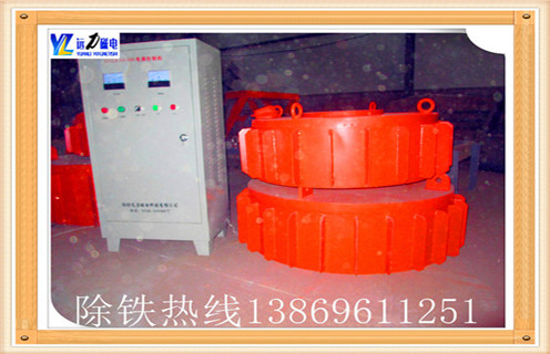 2.電磁除鐵器的使用范圍  　　在鋼鐵廠(chǎng).水泥廠(chǎng)多用于礦渣除鐵和保護輥壓機.立磨.破碎機等重要設備.此除鐵器是一種依靠電機帶動(dòng)皮帶上的刮板清除粉壯或塊壯非磁性物料中的鐵磁性物質(zhì)的一種除鐵設備,它應用于水泥.火力發(fā)電.陶瓷.化工.煙草.煤炭.玻璃.礦山等行業(yè).于破碎機前及輸送機膠帶上的任何物料除鐵,可適用于各種惡劣的環(huán)境條件.  　　3..帶式除鐵器(含永磁和電磁)一般選用  　　一般選擇手動(dòng)行走小車(chē),重型帶式除鐵器優(yōu)選雙軌手動(dòng)組合行走架;輕型帶式除鐵器一般選擇單軌組合行走架或單軌單車(chē)吊掛.  　　4.非帶式電磁除鐵器一般選用  　　必須選擇電動(dòng)行走小車(chē),以便電控自動(dòng)吸,棄鐵,輕型特別是三吊點(diǎn)的除鐵器,一般選擇電動(dòng)單軌單車(chē)吊掛,重型設四點(diǎn)的除鐵器可以選擇電動(dòng)雙軌或單軌組合行走架,重型設三個(gè)吊點(diǎn)的可以選擇電動(dòng)單軌組合行走架.
