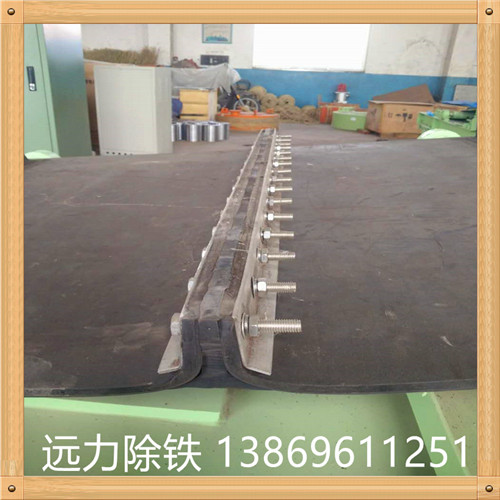 我們在帶式除鐵器的運行過(guò)程中,是很容易出現皮帶跑偏現象的,那么我們該如何糾正呢?先調整托輥支座,如所有托輥支座均已調整到位,皮帶仍繼續跑偏則調整從動(dòng)滾筒軸承座.皮帶向某側跑偏,則將托輥支座按皮帶圖示調整方向調整.如皮帶繼續跑偏則按圖示方向調整從動(dòng)滾筒軸承座.