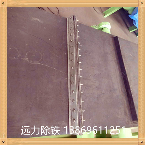 皮帶調整停機過(guò)程中,不得踩踏皮帶,否則會(huì )影響皮帶調整效果.如皮帶向一側跑偏很多,則可將電機三相進(jìn)線(xiàn)中的任意兩相調換,皮帶則反方向運轉就會(huì )向另一側移動(dòng),移動(dòng)到除鐵器中部時(shí)停機,再次調換電機任意兩相,使皮帶按正常方向運轉,然后按皮帶跑偏具體調整方法調試.皮帶跑偏止住后,皮帶需在除鐵器中部穩定運轉2小時(shí),運轉期間應觀(guān)察其運轉狀況如有跑偏現象應及時(shí)調整.