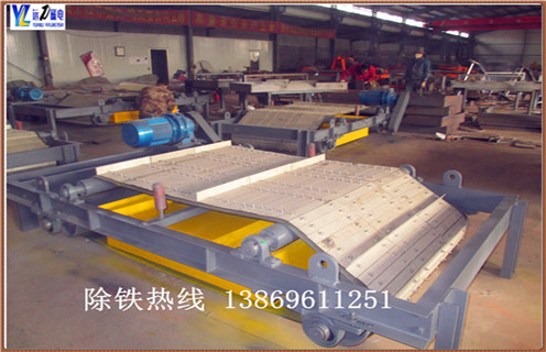 電磁鎧甲除鐵器的磁力如何保證  　　濰坊遠力磁電的專(zhuān)家介紹,出現這種情況要從二極管.保險絲等方面進(jìn)行檢查和解決.檢查主回路接觸器是否損壞,控制回路保險是否損壞.檢查整流二極管是否完好,用萬(wàn)用表依次測量每個(gè)二極管正.反向電阻,進(jìn)行比較分析,判斷二極管是否完好.檢查保險是否燒毀,保險并聯(lián)斷路器是否工作.檢查除鐵器是否在工作位.  　　二.電磁鎧甲除鐵器的優(yōu)勢  　　電磁鎧甲除鐵器更多類(lèi)型的激發(fā)方式具有多種方式性能更穩定,效果穩定,是高品質(zhì)設備的代表. 遠磁性能穩定,技術(shù)優(yōu)先,滿(mǎn)足各種鐵礦石的需要. 清潔周期可調,三是至少浪費紙漿(粉末)材料和水,特別是釉料除鐵以外,四是污水處理回收利用,除了使用廢水,鐵廢水 也應該特別對待. 生產(chǎn)各種相同流量的不同功率的除鐵器,適應多級系列經(jīng)濟使用需求.