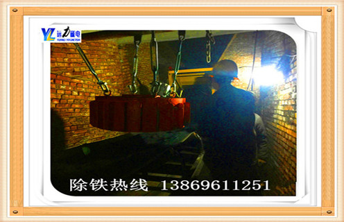 一.粉狀物料電磁除鐵器的技術(shù)特點(diǎn)  　　1.磁性材料的性能NdFeB磁源,溫度高,性能穩定,不退磁.  　　2.磁路設計,雙極結構,使磁場(chǎng)通過(guò)材料場(chǎng)強大大加深,吸力為普通管道分離器的2-3倍.  　　3.管道全密封體,安裝在熨斗外,避免長(cháng)期使用分離器造成損壞.  　　4.體積小,重量輕,垂直安裝,方便熨斗.  　　5.根據用戶(hù)要求設計定制.  　　二.粉狀物料電磁除鐵器的工作原理  　　物料通過(guò)裝置,中心分隔器由分離器材料到管道分離器的磁場(chǎng)覆蓋區域,鐵磁材料吸附在管壁上,去除鐵磁材料打開(kāi)側門(mén),鐵磁材料刪除.
