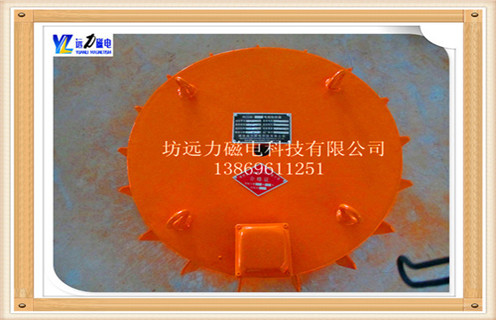 一.電磁除鐵器rcdb-14的技術(shù)參數  　　1.磁路采用計算機模擬設計,透磁深度大.磁力強.  　　2. 內部采用電工專(zhuān)用樹(shù)脂澆注,自冷式全密封結構.防塵.防雨.耐腐蝕.  　　3.自動(dòng)卸鐵.維護簡(jiǎn)便.滾筒腰鼓形結構,具備皮帶自動(dòng)糾偏功能,特制全密封軸承座,可實(shí)現長(cháng)期無(wú)故障運行.  　　4.產(chǎn)品配套性好,整流設備功能齊全,具有手動(dòng)和集控功能,能滿(mǎn)足多種場(chǎng)合的使用要求.  　　5.可有效吸除混雜在非磁性物料中0.1-35公斤的鐵磁性物質(zhì).  　　二.電磁除鐵器rcdb-14的工作流程  　　1.注意觀(guān)察除鐵器整機運行狀況及吸.棄鐵能力.可以人為的向被輸物料內投入不同重量.不同形狀的雜鐵,檢測吸.棄鐵能力及除凈率,必要時(shí)對吊高或傾角應做調整.  　　2.按下隔爆型電控箱的啟動(dòng)按鈕本設備即可運行.  　　3.保持通電持續率連續試生產(chǎn)運行24小時(shí)之內不出現問(wèn)題便可投入正式生產(chǎn)運行.