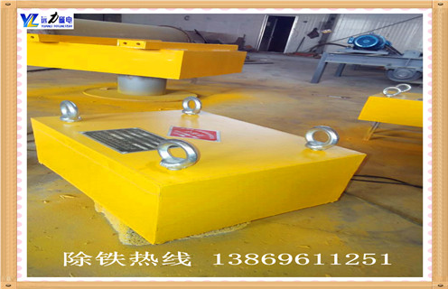 　　成都強磁除鐵器質(zhì)量領(lǐng)先濰坊遠力磁電磁電在生產(chǎn)強磁除鐵器上有很多年的經(jīng)驗了,設備質(zhì)量穩定可靠,設計水平從多個(gè)環(huán)節上都可以看出來(lái).十幾年來(lái)一直致力于選礦設備的改進(jìn)和創(chuàng  )新,不斷的將優(yōu)質(zhì)除鐵器推向全國各地.  　　1.成都遠力磁電強磁除鐵器質(zhì)量為什么領(lǐng)先  　　1.1用國際先進(jìn)設計理念設計而成,在考慮產(chǎn)品實(shí)用價(jià)值的同時(shí)將機器外形優(yōu)化設計,外觀(guān)大方結構合理.     1.2.鐵回收率高,處理量大每小時(shí)能處理300立方,鐵回收率可高達90%以上而且鐵的品位高.     1.3強磁除鐵器磁磁系采用銣硼等材料,不易退磁,使用十年效果依然很好,而且磁系穩定選礦效果好.     1.4采用雙層筒皮包裹,在保證磁力的前提下更好的保護內部結構,這樣有效地節省了維修費用可保證機械常年運轉. 濰坊遠力磁電的除鐵器是質(zhì)量之王,使用壽命是其他設備的兩倍,并且維修成本更低.
