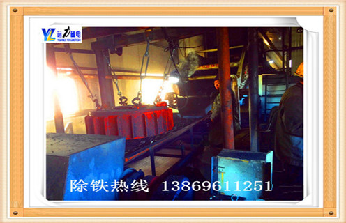 盤(pán)式自冷電磁除鐵器,現如今在陶瓷行業(yè)的應用越來(lái)越多,我們在盤(pán)式自冷電磁除鐵器的應用與現狀要求如下 :  　　1.建筑衛生陶瓷生產(chǎn)企業(yè)對除鐵問(wèn)題的重視程度越來(lái)越高,許多企業(yè)都把它列進(jìn)了議事日程,主要領(lǐng)導親自過(guò)問(wèn)或分管領(lǐng)導直接抓.除鐵器的使用場(chǎng)合不斷擴大,由原來(lái)釉料除鐵發(fā)展到坯料亦除鐵.需要除鐵的產(chǎn)品越來(lái)越多,包括了日用陶.衛生潔具和各類(lèi)淺白色釉面墻地磚,拋光磚等.除鐵要求也越來(lái)越高,一條生產(chǎn)線(xiàn)由原來(lái)不用除鐵器到安裝一個(gè)除鐵器,發(fā)展到安裝3～4個(gè)多級串聯(lián)除鐵器,一個(gè)除鐵槽的吸鐵磁棒也由原來(lái)的一二十支發(fā)展到二三百支,投資越來(lái)越大.