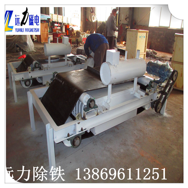 1.油冷式電磁除鐵器的結構  出油管分別與循環(huán)泵及散熱器連接.變壓器油通過(guò)進(jìn)油管.注油通道及進(jìn)油通道流入線(xiàn)圈的油道內,并在油道內自下而上運動(dòng),帶走線(xiàn)圈內部產(chǎn)生的熱量,再通過(guò)軛板內的回油通道返回出油管內送入散熱器內進(jìn)行散熱,周而復始的實(shí)現為線(xiàn)圈降溫的目的.  　　2.油冷式電磁除鐵器的內部循環(huán)  由于采用內循環(huán)結構,簡(jiǎn)化了外部的循環(huán)管路,減少了焊點(diǎn)泄漏現象的發(fā)生,保證了除鐵器能夠正常工作,提高了除鐵效率.同時(shí),這種內循環(huán)結構使油路循環(huán)更加均勻合理,有效地降低了除鐵器的溫升,保證溫升在40℃以下,提高了除鐵器的性能,使其性能遠遠高于行業(yè)標準.此外,鐵芯內設有立體注油通道,進(jìn)油時(shí)可對鐵芯進(jìn)行散熱,使除鐵整體的散熱效果更好.具有結構簡(jiǎn)單,設計合理,便于維修,添補了此類(lèi)除鐵器的空白,處于油冷除鐵器的領(lǐng)先水平,值得廣泛的推廣應用.