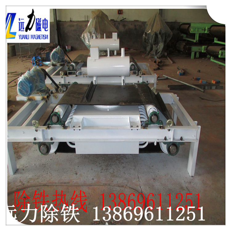 rcde油冷電磁除鐵器簡(jiǎn)介,RCDE油冷式電磁除鐵器可以與鐵磁物體中的非磁性材料混合除去.此種除鐵器一般安裝在帶式輸送機的頭部或中部.會(huì )在鐵件中的材料中混入放電后的鐵皮帶.達到自動(dòng)清除材料中鐵雜質(zhì)的目的.并能有效防止輸送帶縱向割斷性劃痕,保護破碎機,磨床等正常工作.因此,該系列除鐵器被廣泛應用于礦山,電力,冶金,建材,煤炭制備,化工等行業(yè).