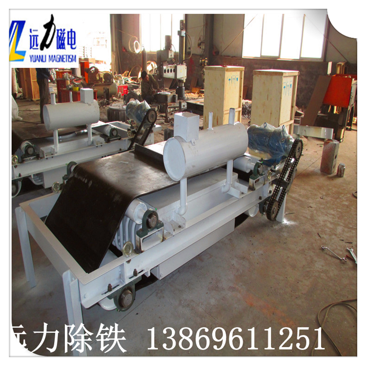 　1.rcde油冷電磁除鐵器結構特點(diǎn)  　　1.1磁除鐵磁路采用計算機模擬設計,磁場(chǎng)強度高,磁導率深,適用于較厚的鐵板場(chǎng)合.  　　1.2勵磁線(xiàn)圈專(zhuān)用設計,具有縱,橫油路,非常有利于把熱傳導到變壓器油,有效降低銅線(xiàn)圈或鋁線(xiàn)圈溫度,使線(xiàn)圈工作溫度升至60℃,達到國內同類(lèi)產(chǎn)品的水平.  　　1.3線(xiàn)圈絕緣F級以上,選用新型高溫導熱油,油設計合理,通暢,循環(huán)快,熱效率高.  　　1.4線(xiàn)圈采用特殊環(huán)氧樹(shù)脂浸泡,固化,提高整體的絕緣性能,密封結構,防塵,防雨,防煙,防腐蝕.  　　1.5波紋翅片,散熱面積大幅增加,有效控制溫升.  　　1.6采用國際蒸發(fā)冷卻電磁除鐵器生產(chǎn)工藝制造,使用德國漏檢漏檢測,絕對控制,消除滲透問(wèn)題(年檢漏量5mg可檢測)  　　1.7卸料機構由齒條,擺線(xiàn)減速機(以下簡(jiǎn)稱(chēng)減速電機),主從動(dòng)滾輪.輥,鏈輪,鏈條和卸料帶,帶卸料鐵刮刀.卸載皮帶張力和偏差調整可用于不間斷軸承調節裝置的情況.