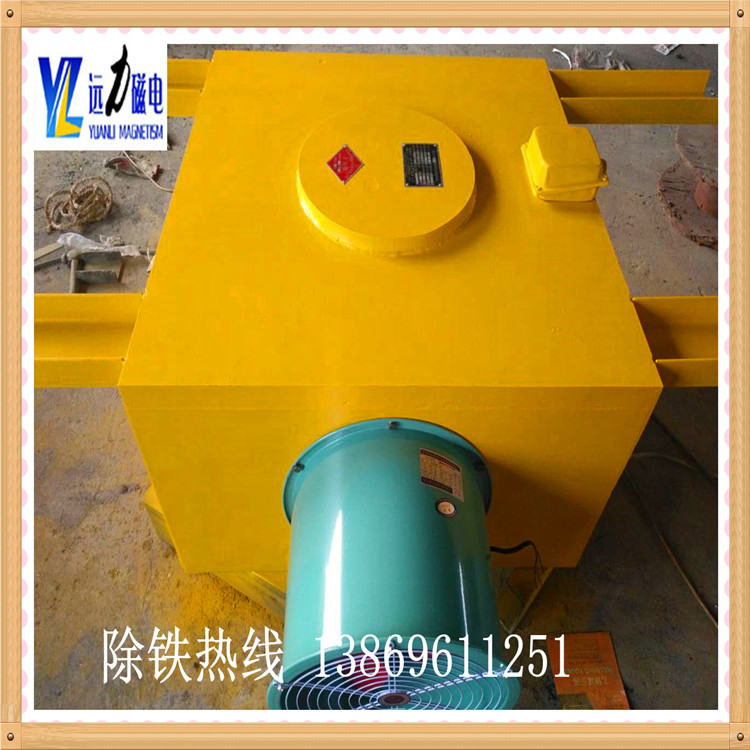 2.RCDA風(fēng)冷電磁除鐵器使用注意事項：  　　2.1.除鐵器工作時(shí),附近有強大磁場(chǎng),所以在其周?chē)坏梅胖脙x器儀表等,工作人員不得持銳利鐵件靠近,以防傷人事故發(fā)生.  　　2.2.平常的檢查維護主要是經(jīng)常對其周?chē)姆蹓m進(jìn)行清理,對小車(chē)軸承定期加油.發(fā)現損壞及時(shí)更換同型號配件.  　　2.3.電源線(xiàn)要經(jīng)常檢查,發(fā)現外傷,及時(shí)更換.  　　2.4.電控柜控制原理圖請詳見(jiàn)本機電控原理圖.  　　2.5.維修除鐵器及控制柜時(shí),必須切斷總電源
