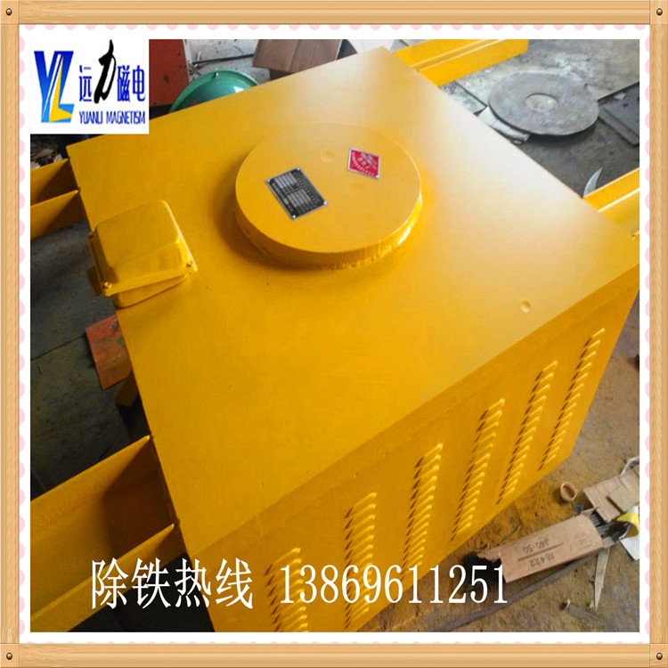 　懸掛式電磁除鐵器的安裝步驟,濰坊遠力磁電科技有限公司,很多電磁除鐵器客戶(hù)在購買(mǎi)我們的產(chǎn)品后,不知道如何詳細安裝,今天遠力小編說(shuō)詳細講解下如何安裝電磁除鐵器的兩個(gè)方法：  　　1.安裝前先檢查電磁除鐵器的線(xiàn)圈絕緣電阻應不低于lOMΩ,如因受潮絕緣電阻下降,應檢查處理,達到使用要求后,方準使用.  　　2.檢查電磁除鐵器吊掛裝置是否牢固,若無(wú)問(wèn)題則可進(jìn)行安裝.