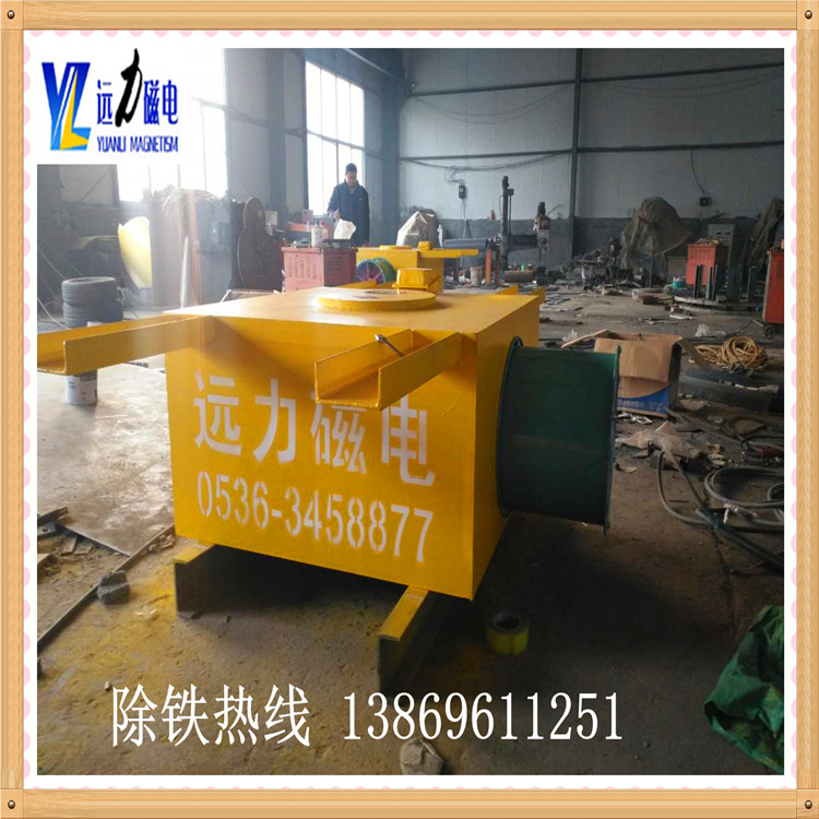 1.安裝前先檢查電磁除鐵器的線(xiàn)圈絕緣電阻應不低于lOMΩ,如因受潮絕緣電阻下降,應檢查處理,達到使用要求后,方準使用.  　　2.檢查電磁除鐵器吊掛裝置是否牢固,若無(wú)問(wèn)題則可進(jìn)行安裝.  　　?3.安裝方式：除鐵器有兩種安裝方式  　　3.1電磁除鐵器傾斜安裝安裝在皮帶機頭,當帶速較快時(shí)(大于2m/s),除鐵器可安裝在滾筒前位置,當帶速較慢時(shí)(小于2m/s)除鐵器位置要后移,以靠近滾筒(滾筒宜采用非導磁材料).磁芯中心線(xiàn)與皮帶機滾筒中心間距S的選定：S與滾筒R.皮帶機線(xiàn)速度.物料性質(zhì).粘度,還與除鐵器傾角.H等諸多因素有關(guān).一般S=R(+300/-200) 傾斜角度5°～15°左右.額定吊高見(jiàn)技術(shù)參數表.  　　3.2電磁除鐵器水平安裝除鐵器行走小車(chē)的運行方向與輸送皮帶運行方向垂直,用于行走小車(chē)帶動(dòng)除鐵器脫離皮帶后清除鐵磁雜物.可安裝在輸送帶上方(在除鐵器下方宜安裝非導磁直托輥).除鐵器磁芯中心與皮帶中心于同一垂線(xiàn)上.