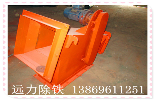  永磁流槽式除鐵器是就要應用于水泥廠(chǎng)的除鐵器，遠力磁電生產(chǎn)的水泥廠(chǎng)用的此種除鐵器相比較我們其他類(lèi)型的除鐵器都有哪些優(yōu)勢，特點(diǎn)，及工作原理呢重點(diǎn)來(lái)介紹一下：
