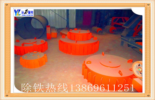 1.盤(pán)式電磁除鐵器的安裝要求：  　　1.1額定懸掛高度處對應磁極幾何中心的磁感應強度不小于150mT   ?1.2供電電壓為AC380V,50Hz.電控柜及電機防護等級為IP55.控制柜外殼采用不銹鋼板,采用雙層門(mén).厚度≥2mm.  　　1.3兩臺除鐵器應采用程控交替運行.RCDB型自冷盤(pán)式電磁除鐵器與PDC系列盤(pán)式電磁除鐵器.RCDY系列電磁除鐵器等同.是用于清除粉狀或塊狀非磁性物料中雜鐵的除鐵裝置.其內部采用電工專(zhuān)用樹(shù)脂澆注,自冷式全密封結構,具有透磁深度大.吸力強.防塵.防雨.耐腐蝕等特點(diǎn),在極其惡劣的環(huán)境中仍能可靠運行.行走裝置的配備可由客戶(hù)自己選擇.   1.4除鐵器行走前10秒,應有聲光報警,聲光報警一直持續到除鐵器回到原位.