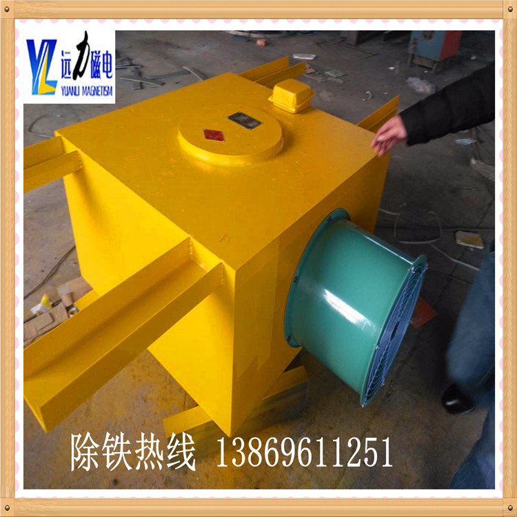 1.LTK系列風(fēng)冷電磁除鐵器的工作過(guò)程如下：  　　LTK專(zhuān)用帶式除鐵器吊在皮帶輸送機上面,金屬探測儀安裝在除鐵器之前15M以外,無(wú)磁分料臺在除鐵器后面接住吸出的鐵件,自動(dòng)電控整流柜連接除鐵器和金屬探測儀,當金屬探測儀探到來(lái)鐵信號時(shí),將信號給到自動(dòng)電控整流柜,整流柜適時(shí)啟動(dòng)帶式除鐵器皮帶并精確啟動(dòng)勵磁,當鐵件到達主磁極下時(shí)以瞬時(shí)極強勵磁將表面或深層的鐵件和磁性物料同時(shí)吸起,并馬上轉到保持勵磁狀態(tài),不再繼續吸起物料,以使吸起的物料達到最少,減少帶出礦的量