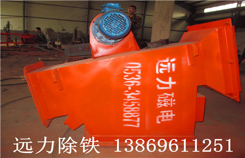 　白糖振動(dòng)篩除鐵器，一款用于500目以下精細篩分工作的機械設備，可以用于食品、醫藥、化工等行業(yè)。在一些行業(yè)生產(chǎn)過(guò)程中由于物料中含有一定的鐵粉所以就需要將其去除工作。但由于物料目數高期間由含有鐵粉所以普通振動(dòng)篩很難對其進(jìn)行有效篩分工作。所以遠力振動(dòng)小編建議使用除鐵器白糖振動(dòng)篩除鐵器進(jìn)行篩分工作。那么該系列設備在選擇時(shí)需要注意哪些呢?