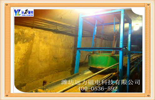 電磁除鐵器是一種產(chǎn)生強大磁場(chǎng)吸引力的設備，它能將混雜在非磁性物料中的鐵磁性雜質(zhì)清除，以保證輸送系統中的破碎機、研磨機等機械設備安全正常工作，同時(shí)可有效地防止因大、長(cháng)鐵件劃裂輸送機皮帶的事故發(fā)生。電磁除鐵器主要功用便是出去產(chǎn)料中間存在的導磁雜質(zhì)提純產(chǎn)料。而在陶瓷行業(yè)精美是一個(gè)非常需要關(guān)注的點(diǎn)，而精美的工藝便是對陶瓷材質(zhì)的要求，因此在陶瓷行業(yè)電磁除鐵器的引用是一個(gè)必不可少的工具