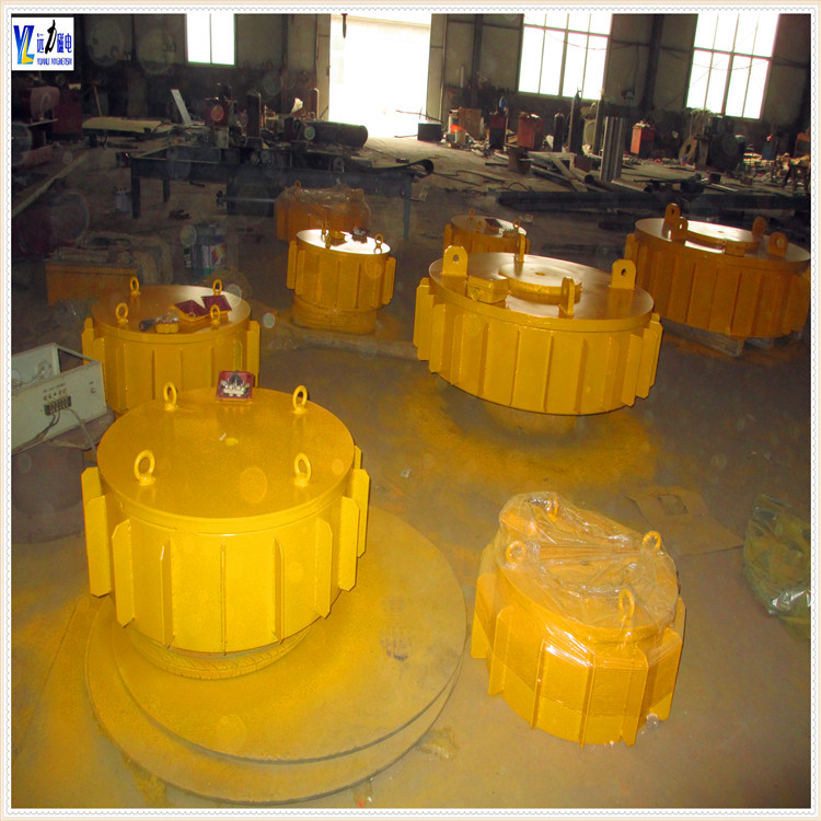 三.電磁帶式除鐵器行業(yè)標準  　　1.經(jīng)常檢查吊裝器有否松動(dòng),吊裝器如有松動(dòng)會(huì )使電磁振動(dòng)給料機四角不平衡,影響給料質(zhì)量,應立即緊固.  　　2.振動(dòng)器的密封罩必須蓋好,以防灰塵進(jìn)入,堵塞板彈簧之間的間隙,并要經(jīng)常清理密封罩積灰.  　　3.經(jīng)常檢查給料槽振幅和線(xiàn)圈電流,注意機器的響聲是否正常,如果發(fā)現聲音突然變大,或發(fā)現有撞擊聲,要仔細分析原因,并立即停機處理.  　　4.鐵芯與銜鐵之間氣隙任何時(shí)間必須保持平衡,應隨時(shí)檢查螺栓是否松動(dòng).間隙是否正常,如果板彈簧頂緊螺栓松動(dòng)或板彈簧斷裂,鐵芯與銜鐵之間氣隙發(fā)生變化或撞擊,要立即處理.