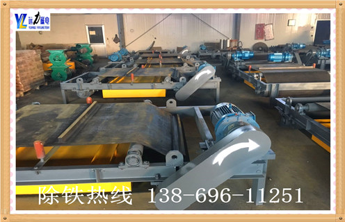 　　一、皮帶輸送機用除鐵器強弱影響因素 　　1、皮帶輸送機用除鐵器采用高性能釹鐵硼做磁源，磁性強，不易退磁。  　　2、兩邊滾筒為腰鼓形結構，具備自動(dòng)糾偏功能，密封性極好，所以能很好的適應各種惡劣環(huán)境。  　　3、皮帶輸送機用除鐵器控制部分可以皮帶機連鎖，可實(shí)現就地手動(dòng)控制和集中控制兩種方式。  　　4、皮帶輸送機用除鐵器無(wú)勵磁線(xiàn)圈，省電節能。  　　5、皮帶輸送機用除鐵器不需要整流控制裝置，可靠性高。  　　6、不存在溫升問(wèn)題，磁場(chǎng)強度也就不存在“冷態(tài)”“熱態(tài)”之分，磁場(chǎng)恒定。  　　7、皮帶輸送機用除鐵器斷電時(shí)，吸在除鐵器上的鐵件不會(huì )掉回到輸送物料上。  　　8、皮帶輸送機用除鐵器不存在絕緣和耐壓?jiǎn)?wèn)題。配上防爆電機驅動(dòng)的棄鐵輸送帶即可成為防爆除鐵器