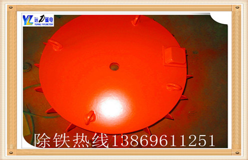 選礦行業(yè)的火速興起,磁選機公司如“雨后春筍”般涌向市場(chǎng),選礦行業(yè)的競爭日益激烈,電磁除鐵器在生產(chǎn)上面臨的挑戰也逐漸加大.濰坊遠力磁電作為典型的磁選機生產(chǎn)廠(chǎng)家,要想在激烈的市場(chǎng)競爭力立于不敗之地,服務(wù)水平和設備的工作效率提升是非常關(guān)鍵的一個(gè)環(huán)節.在選礦行業(yè)市場(chǎng)的爭奪戰中干式電磁除鐵器成為最有利的武器. 1.遠力干式電磁除鐵器的優(yōu)越性能給用戶(hù)帶來(lái)了很大的便利,它不僅節約資源省水省電,并且隨著(zhù)技術(shù)的改進(jìn)工作效率也大大提升.近年來(lái),它的工作范圍也擴大了很多,可以用于多種場(chǎng)合. 2.干式電磁除鐵器可以用于低品位礦石的預選工作,預富集礦石資源,提高入磨品位,降低選礦成本.用于尾礦再選,回收尾礦壩干坡段相對富集的尾礦.用于硫酸渣干粉的磁選提純.用于非磁性物料的除鐵,效果明顯,選礦成本低廉.用于磁選廠(chǎng)精粉提純作業(yè),拋除鐵精粉中的貧連生體及脈石,提高精粉等級,增加選廠(chǎng)產(chǎn)品技術(shù)附加值. 3.干式電磁除鐵器是不可多得的好設備,它滿(mǎn)足了客戶(hù)對于環(huán)保高效率設備的需求,在工作的同時(shí),盡最大可能的保護環(huán)境,節約資源,維護我們共同生活的家園.遠力干式電磁除鐵器的種類(lèi)豐富,其優(yōu)點(diǎn)更是有目共睹的.