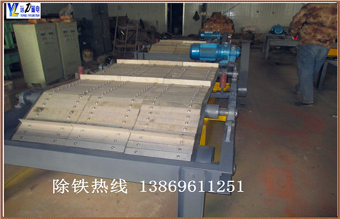 　　眾所周知,鎧甲鎧裝永磁自卸式除鐵器技術(shù)的發(fā)展是一個(gè)新的過(guò)程,該設備是一種主要運用于去除鐵雜性物質(zhì)的機械,因其復雜性要求在技術(shù)上需要不斷的突破. 鎧甲鎧裝永磁自卸式除鐵器具有磁場(chǎng)強度高,磁場(chǎng)梯度大,吸鐵能力強.重量輕.能耗低.運行節能環(huán)保等普通電磁除鐵器無(wú)法比擬的優(yōu)點(diǎn).可以使用除鐵器技術(shù)來(lái)產(chǎn)生去除煤炭等原料中的鐵磁性雜質(zhì)所需的強大磁場(chǎng),優(yōu)點(diǎn)是在超導狀態(tài)下線(xiàn)圈導體無(wú)電阻,針對除鐵器技術(shù)的快速發(fā)展,這標志著(zhù)除鐵器技術(shù)發(fā)展有了更高的水平.  因為我們鎧甲鎧裝自卸式除鐵器是采用不鋼耐磨片制作而成，所以皮帶的使用起來(lái)會(huì )更加的耐磨耐用.