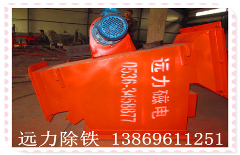 1.小型管道除鐵器概述: RCYB系列管道除鐵器結構簡(jiǎn)單,使用方便,無(wú)需維護,運行可靠,成本低,磁選分離裝置好,由磁系統,外殼等組成,是環(huán)保,節能除鐵設備. 管道除鐵器主要用于各種帶式輸送機,懸掛在沖切端或中間帶上以達到鐵的目的.對于水泥工業(yè),化工,煤炭,小礦山,建筑材料,木材加工,鑄砂加工等材料除鐵以外,并確保下道工序順利進(jìn)行.