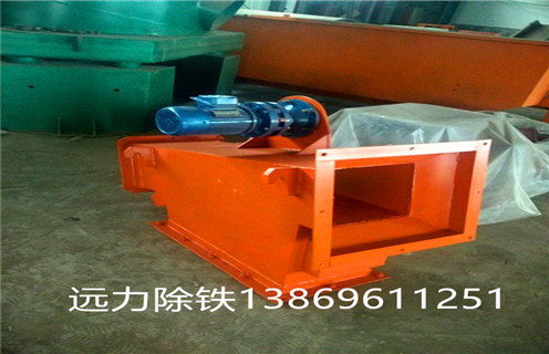　1.小型管道除鐵器概述：  　　RCYB系列管道除鐵器結構簡(jiǎn)單,使用方便,無(wú)需維護,運行可靠,成本低,磁選分離裝置好,由磁系統,外殼等組成,是環(huán)保,節能除鐵設備. 管道除鐵器主要用于各種帶式輸送機,懸掛在沖切端或中間帶上以達到鐵的目的.對于水泥工業(yè),化工,煤炭,小礦山,建筑材料,木材加工,鑄砂加工等材料除鐵以外,并確保下道工序順利進(jìn)行.