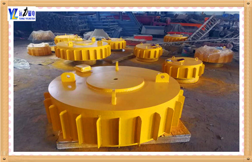 　　定做懸掛式除鐵器電磁除鐵器自卸式除鐵器輸送帶強磁鐵皮,遠力磁電生產(chǎn)的輸送帶電磁除鐵器根據其使用場(chǎng)合、環(huán)境、除鐵要求等均有所不同可分為好多種除鐵方式。 　　除鐵器勵磁方式有電磁、永磁二大類(lèi)。其棄鐵方式也形式多樣。有些設計院、用戶(hù)等由于對輸送帶電磁除鐵器性能及使用場(chǎng)合了解不夠，選型時(shí)容易出現不合理的問(wèn)題，生產(chǎn)廠(chǎng)家往往偏重磁性能，也忽略棄鐵方式，因而會(huì )影響使用效果。只有充沛了解除鐵要求、使用場(chǎng)所及環(huán)境條件才干選擇最佳匹配，充分發(fā)揮除鐵器性能，達到理想的除鐵效果