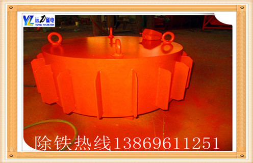 RCDB懸掛式電磁除鐵器-盤(pán)式除鐵器-干電磁除鐵器強磁除鐵,干式電磁除鐵器稱(chēng)RCDB電磁除鐵器,(也稱(chēng)為PDC系列圓盤(pán)),是用于去除鐵屑去除裝置中的粉狀,顆粒狀或塊狀非磁性材料,內部使用電工專(zhuān)用樹(shù)脂鑄造,自冷全封結構.具有較大的滲透力度和磁場(chǎng)強度,強吸力,防塵,防雨,腐蝕等特點(diǎn),由于以上特點(diǎn)從而使其極惡劣的環(huán)境下仍能可靠運行.主要性能指標達到或高于JB / T7689-95標準,去除0.1-35公斤鐵磁材料中的散裝材料. 1.干式電磁除鐵器實(shí)際上是整流電路電磁除鐵器應用的控制柜: 1.1.變壓器控制柜是除鐵器所需的直流電源設備.它也是整個(gè)除鐵器操作的控制裝置.在除鐵器的提升完成之后,可以根據電氣接線(xiàn)圖連接除鐵器的電源. 1.2.控制柜應放置在小灰塵,干燥,無(wú)雨雪侵入,通風(fēng)良好,易于操作和觀(guān)察的地方;