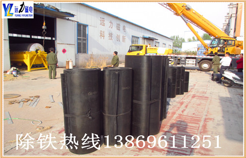 輸送帶專(zhuān)用懸掛式強磁除鐵器皮帶永磁鐵吸鐵器rcyb-8除鐵器皮帶，電磁除鐵器在采礦,焦化,煤等皮帶輸送行業(yè)作為除鐵設備領(lǐng)域,已被廣泛應用.皮帶鐵除鐵器自動(dòng)卸載鐵帶使用高強度一體式橡膠圈,一個(gè)帶刮刀易于完成卸載操作.為了保護皮帶延長(cháng)皮帶壽命,可以支撐安裝支架,用這種支架支撐可以滿(mǎn)足不同的安裝方式. 　　永磁自卸式除鐵器皮帶廣泛應用于礦山,冶金,煤炭,火電,化工,建材等行業(yè).電子式樹(shù)脂鑄造用內部使用的圓盤(pán)型隔膜,這種圓形隔膜采用自冷式全密封結構.其優(yōu)勢是具有較大的滲透深度,強吸力,防塵,防雨,腐蝕等特點(diǎn),在極惡劣的環(huán)境下仍能可靠運行.回收磁性材料并防止磨床,破碎機等機械設備損壞和磨損,具有可靠的保護作用.