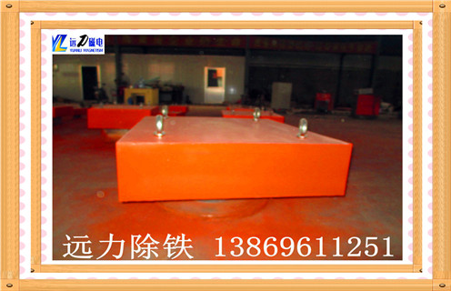 除鐵器永磁強磁拾鐵器手動(dòng)除鐵器吸鐵石自動(dòng)落鐵磁鐵 手推，除鐵器工作中除鐵的過(guò)程除鐵器運行時(shí)，將經(jīng)過(guò)物料中的鐵磁性物質(zhì)吸到除鐵器的不銹鋼管壁上，隨著(zhù)永磁體滑動(dòng)，到達出鐵口處，永磁體的方向改變，鐵磁性物質(zhì)失去磁力吸引，從出鐵口排除，從而實(shí)現自動(dòng)除鐵。 　　1、檢查各部位正常后，合上電源總閘，按下電控箱電機啟動(dòng)按鈕，接通電動(dòng)機電源。  　　2、在確定除鐵器的主電動(dòng)機電源接通后，先觀(guān)察變頻器上的轉速調節旋鈕，其旋鈕必須在零轉速的位置上，在確定變頻器轉速調節旋鈕回到零位置后，先按下其綠色按鈕再用手輕輕試轉動(dòng)變頻器轉速調節旋鈕，轉動(dòng)正常即可。  　　3、慢慢均勻轉動(dòng)轉速調節旋鈕，將主電機調到所需轉速。  　　4、觀(guān)察電動(dòng)機及毛刷輥、磁輥均正常運轉后，將進(jìn)料斗下方的進(jìn)料開(kāi)關(guān)緩緩打開(kāi)，此時(shí)物料開(kāi)始送入除鐵器工作。