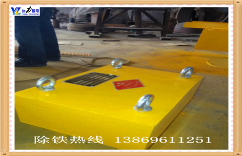 日照懸掛式永磁除鐵器，今天遠力小編來(lái)為您介紹下煤礦開(kāi)采專(zhuān)用的日照懸掛式永磁除鐵器!在煤炭的開(kāi)采過(guò)程中，煤炭中難免會(huì )摻雜攜帶入各種金屬雜質(zhì)，若有鐵質(zhì)物體同原煤、煤泥、中煤和矸石一起進(jìn)入輸煤系統，那必將是會(huì )影響輸煤機械和篩碎設備的運行安全，如：劃破皮帶，損壞篩碎設備，進(jìn)入磨煤機后會(huì )加速鋼球的磨損，降低制粉系統的出力，從而影響磨煤機的正常運行。