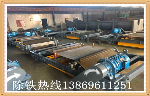 生產(chǎn)RCYD（C）-12永磁自卸式除鐵器帶式除鐵器強磁石料建材吸，濕式永磁自卸式除鐵器 ，濕式永磁自卸式除鐵器按照槽體的不同可分為順流式、逆流式、半逆流式三種。公司提供實(shí)驗室，實(shí)驗樣機可根據用戶(hù)的物料來(lái)自由定做設備，公司濕式永磁自卸式除鐵器經(jīng)常銷(xiāo)往設計院，具有 　　1.干式永磁自卸式除鐵器主要應用  　　干式永磁自卸式除鐵器 廣泛應用于，沙山，鐵礦，河沙中的鐵粉提取，是目前河沙提取鐵粉的最為理想的設備。 干式永磁自卸式除鐵器概述： 干式永磁自卸式除鐵器是我公司專(zhuān)為磁性礦而研制設計的一種新型干選磁選